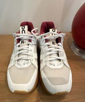 On Women's THE ROGER Clubhouse Pro Sneakers White / Maroon Size US 6.5
